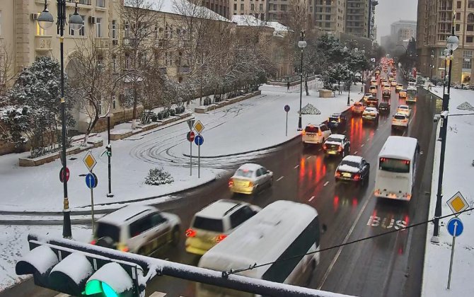 В Баку затруднено движение на нескольких улицах и проспектах