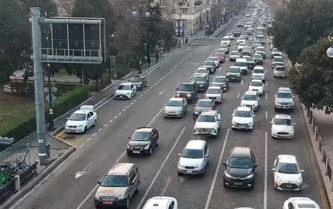 На ряде бакинских улиц и проспектов затруднено движение транспорта