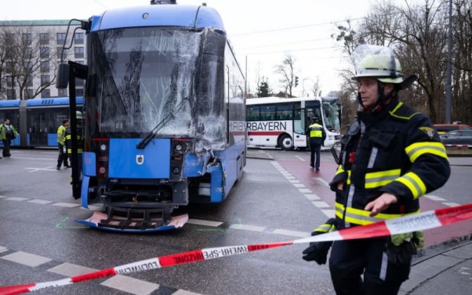 Almaniyada məktəb avtobusu tramvayla toqquşub, 12 nəfər xəsarət alıb