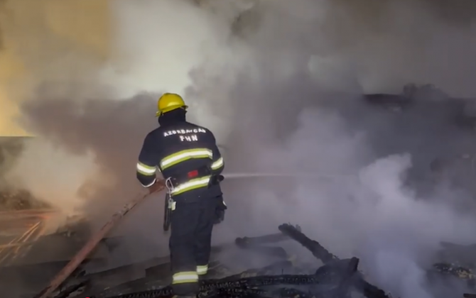 В Баку произошел пожар на рынке древесины-ВИДЕО