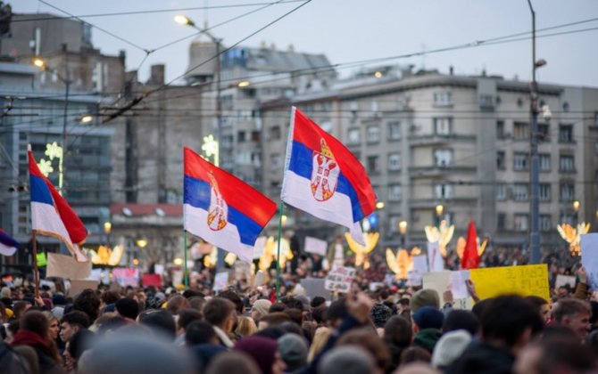 Тысячи протестующих в Белграде заняли почти все улицы у парламента