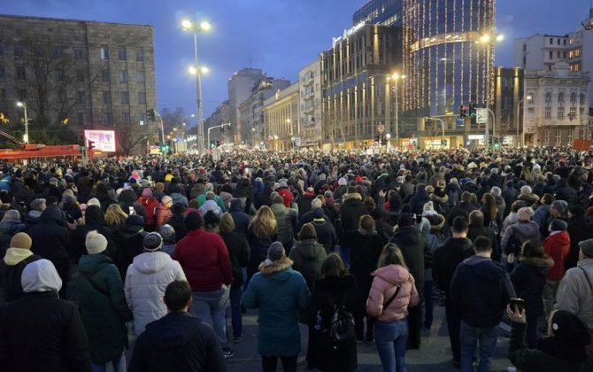 МВД Сербии: Протестующие в Белграде неоднократно нападали на полицию