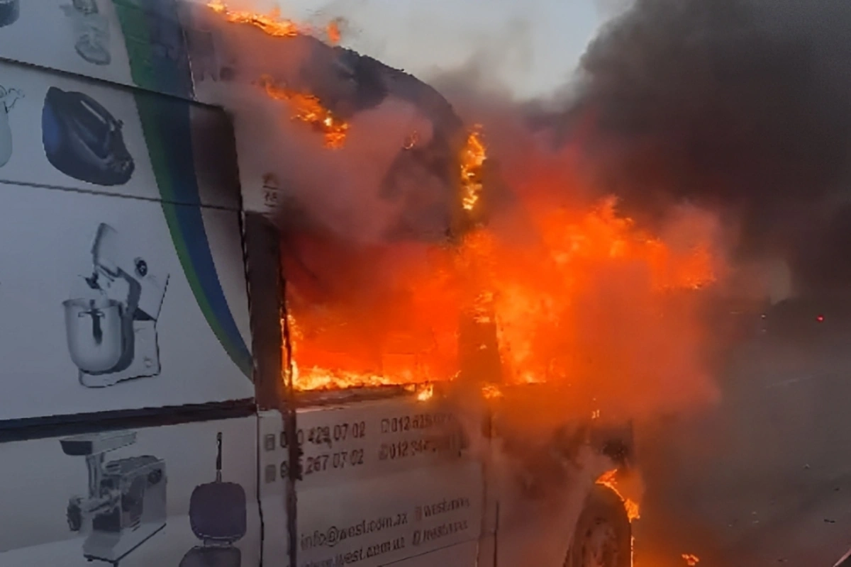 Kənar Dairəvi yolda yük avtomobili YANDI