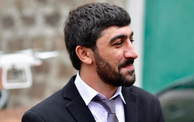 Ermənistanda deputat sərxoş vəziyyətdə jurnalistlərlə qalmaqal yaratdığına görə mandatından imtina etdiyini deyib