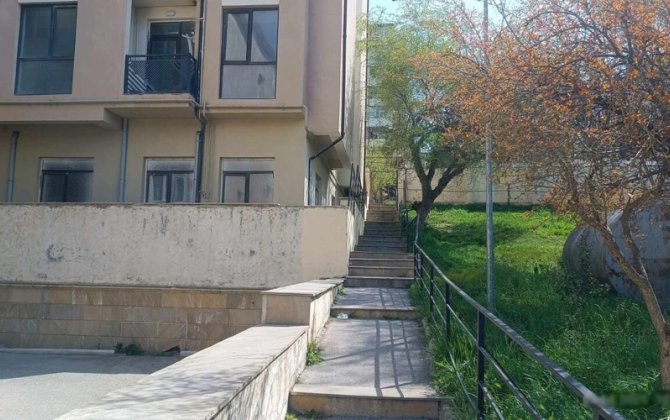 Bakıda məktəbin həyətində yaşayış binası tikiblər - FOTO