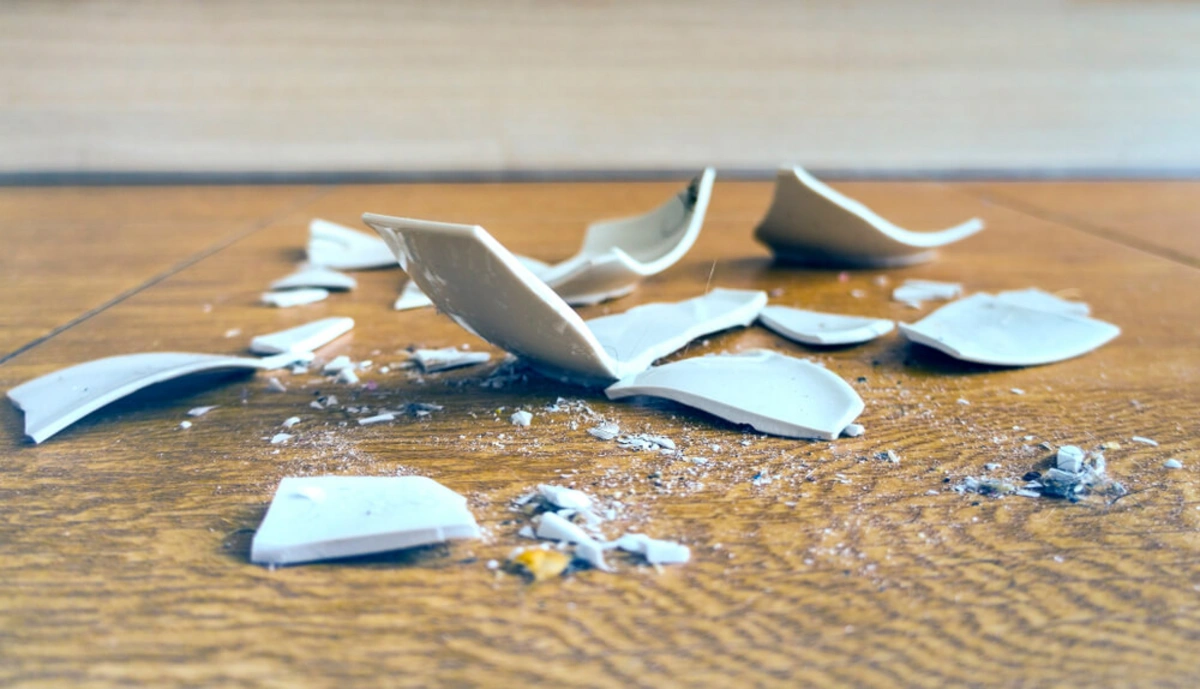 Mingəçevirdə qadın boşqabla ərinin başını YARDI