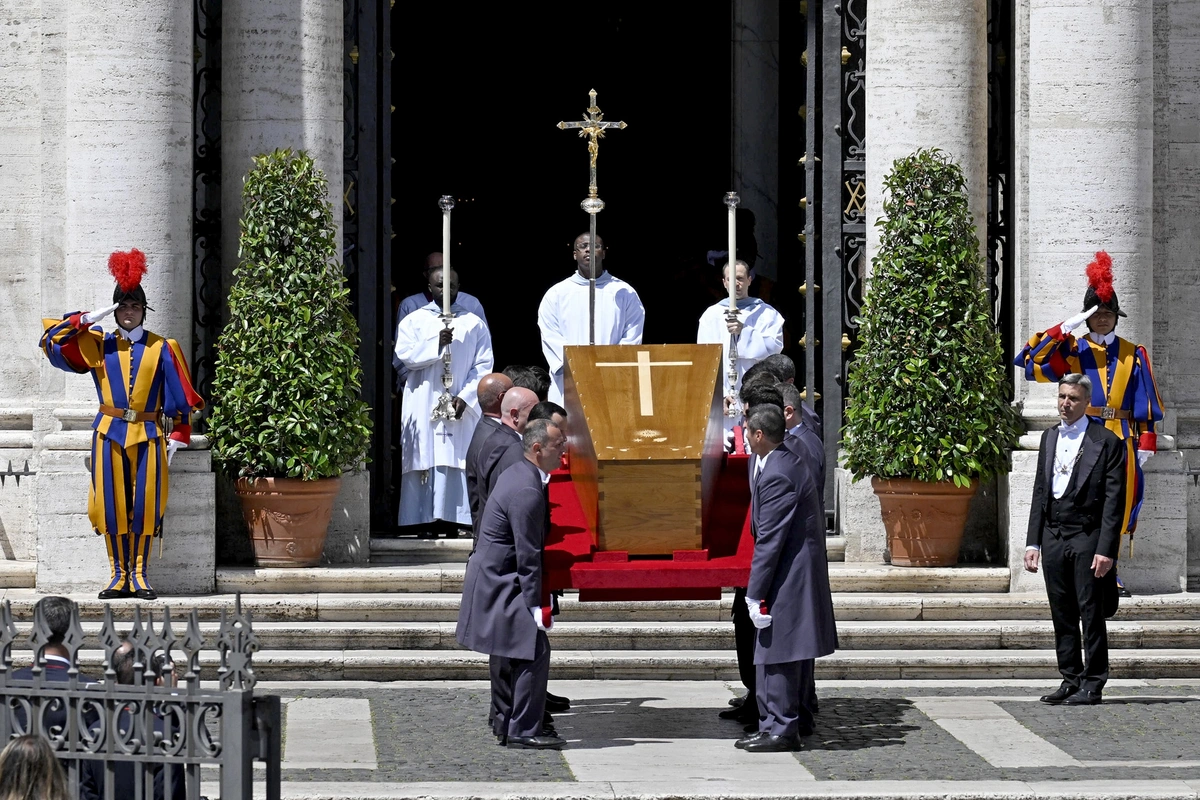 Papa Fransiskin məzarında səhv aşkarlandı - FOTO