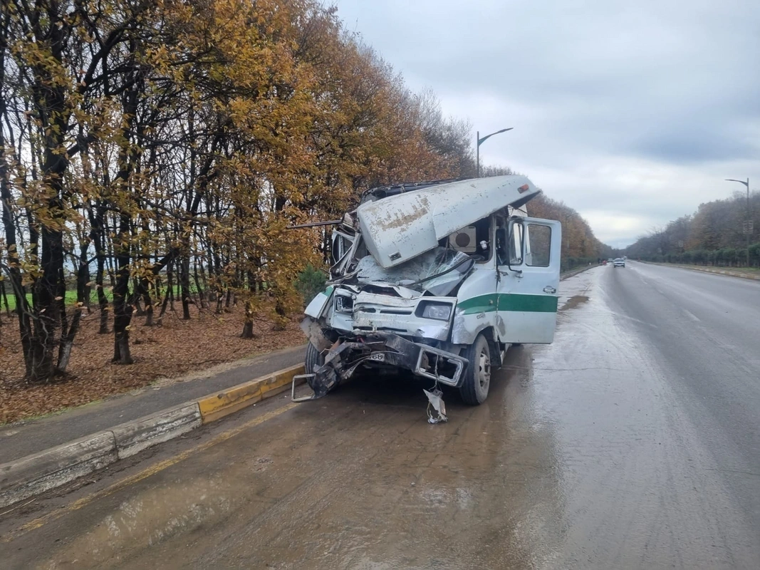 Şəkidə yük maşını ilə mikroavtobus TOQQUŞDU: Xəsarət alanların vəziyyətləri açıqlandı