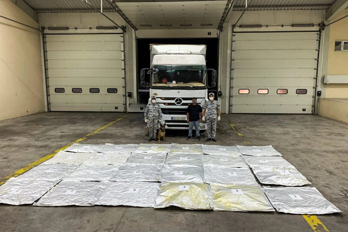 Naxçıvanda İrandan Türkiyəyə gedən yük maşınında 77 kiloqram narkotik tapıldı - FOTO