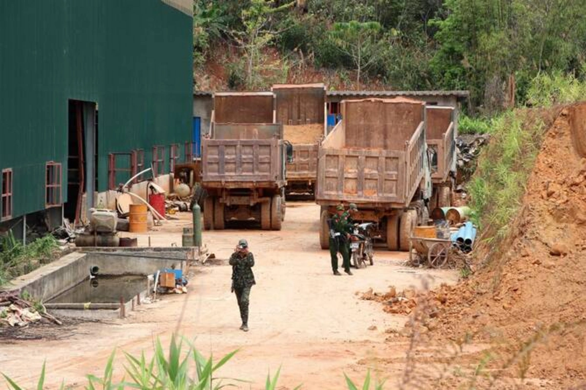 Myanmada altı yaşlı qız generalı 