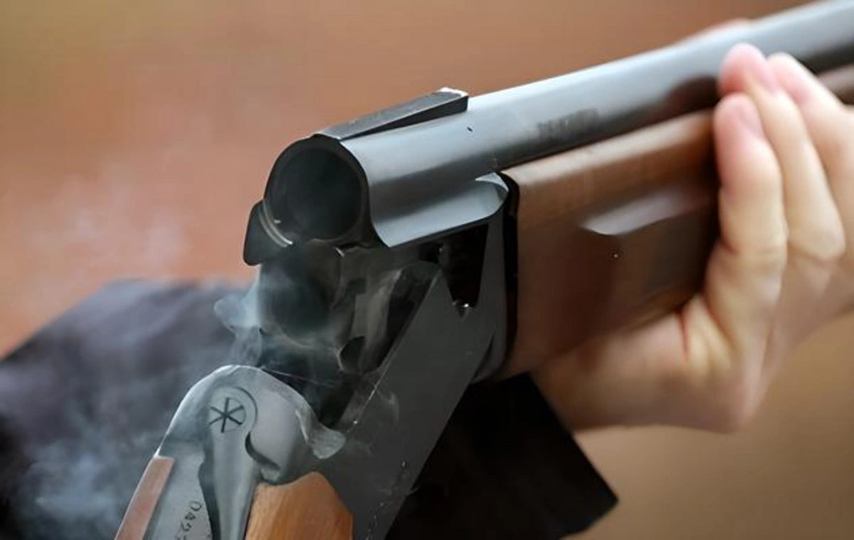 Atasını güllələyib, meyitini doğrayaraq kollektora atan yeniyetməyə HÖKM OXUNDU