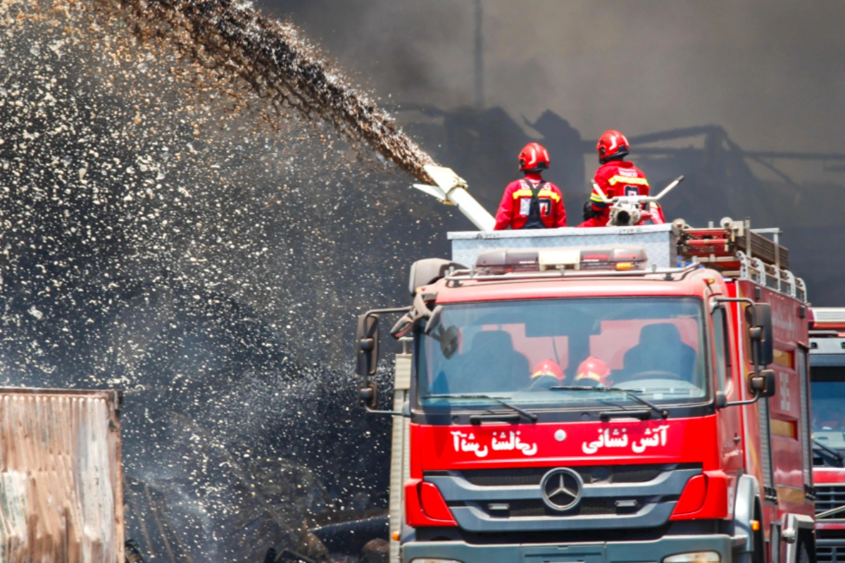 İranda neft-kimya anbarında GÜCLÜ YANĞIN: Ölənlər var