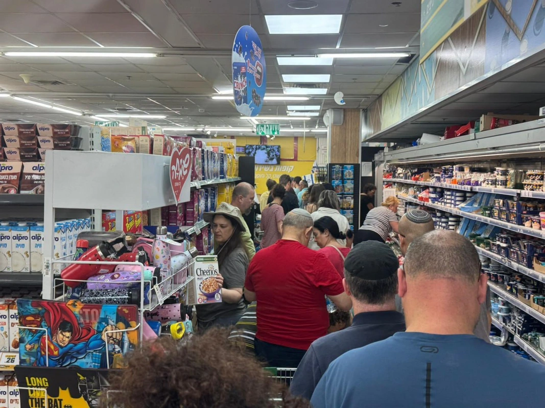 İranın hücumlarına hazırlaşan israillilər ərzaq ehtiyatı toplamağa başlayıblar - FOTO/VİDEO