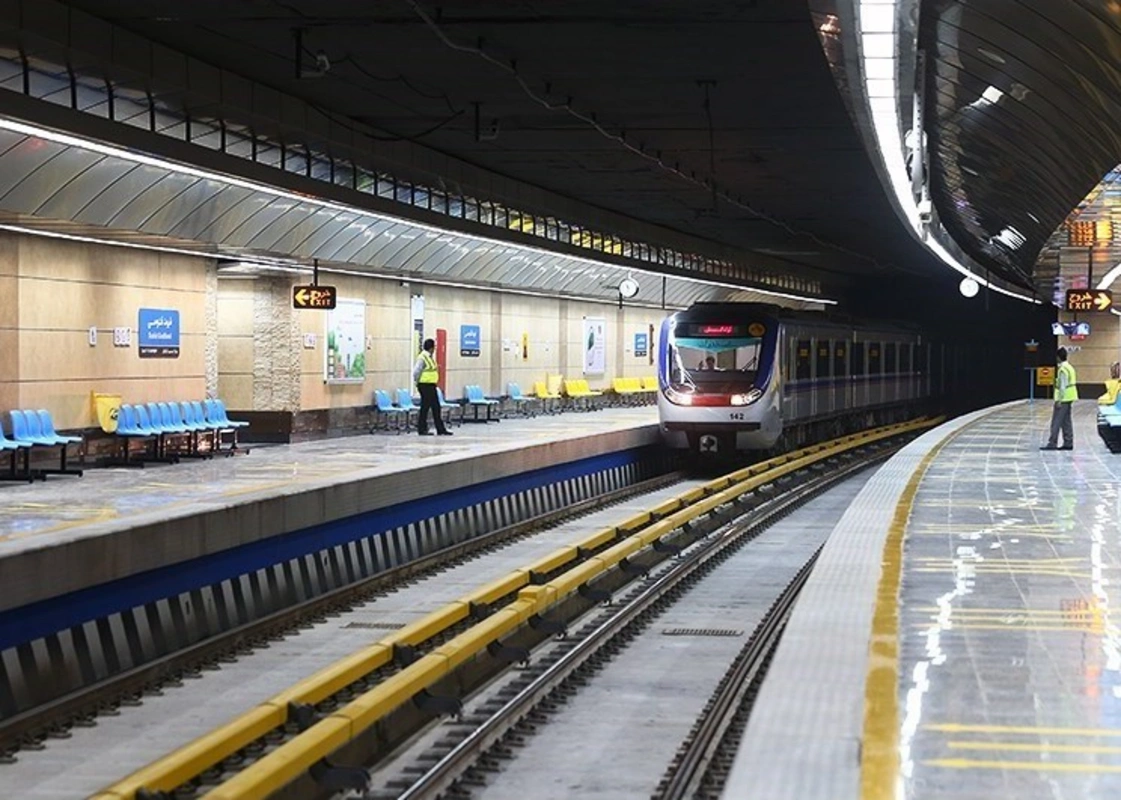 Tehran metrosu hazırda sığınacaq kimi istifadə olunur