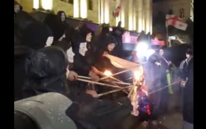 Gürcülər etirazların 200-cü günündə parlamentin qarşısında Rusiya bayrağını yandırdı...