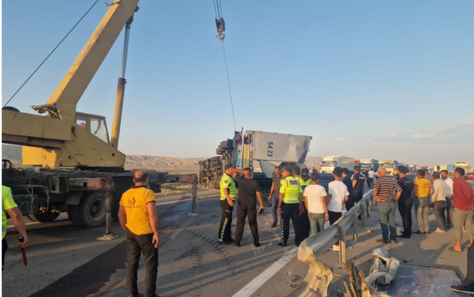 Bakı-Ələt-Qazax-Gürcüstan yolunda ağır qəza: TIR aşıb, sürücü ölüb - VİDEO