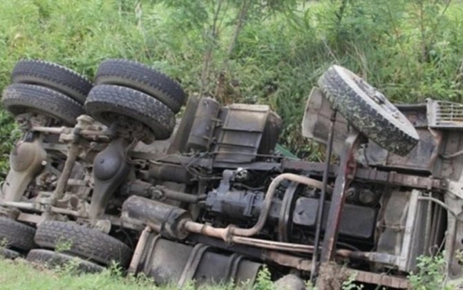 Kəlbəcərdə yük avtomobili aşdı, ölən var