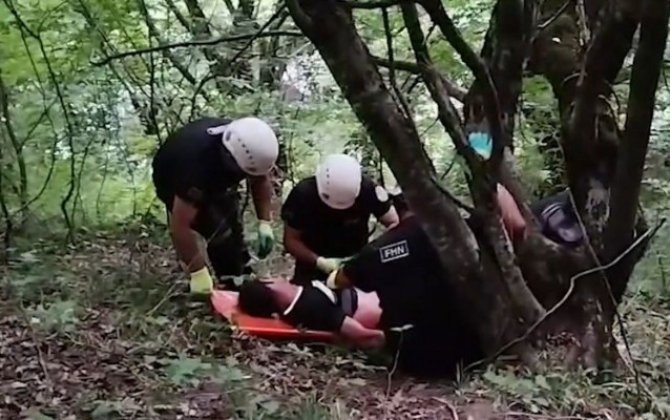Dağlıq-meşəlik ərazidəxa0yıxılan şəxs belə xilas edildixa0xa0-xa0VİDEO