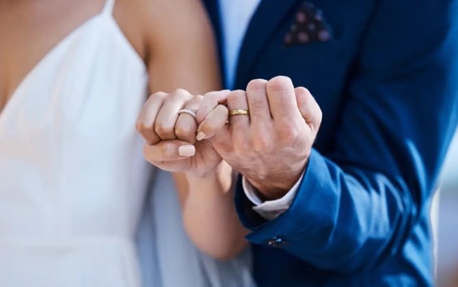 “Cavana gedən yumruq, qocaya gedən quyruq yeyər”? - yaşlılarla evlənənlər artır