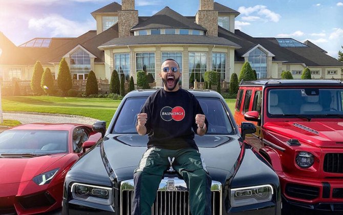 Geyimlərini kasıblara verəcək - FOTO