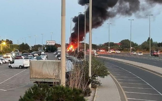 Zuğulba şosesində avtomobildə baş verən yanğın sıxlığa səbəb olub