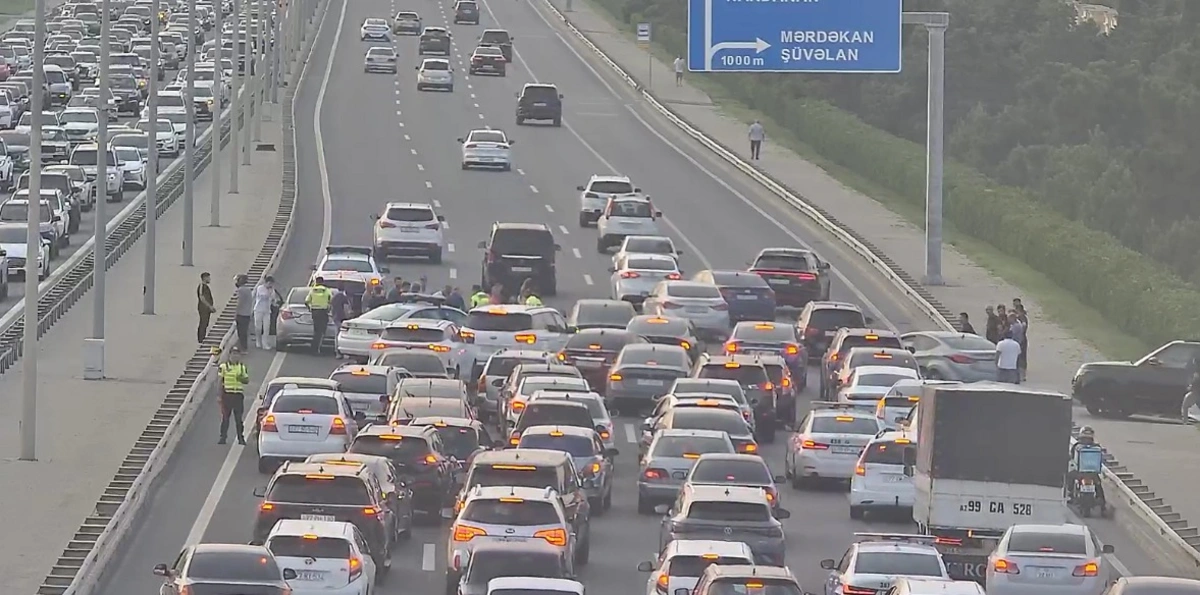 Qəza səbəbindən Buzovna-Mərdəkan yolunda TIXAC YARANDI