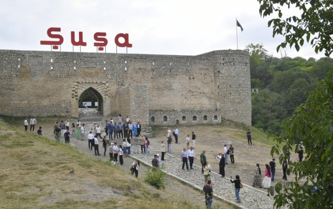 Şuşa Qlobal Media Forumunun iştirakçıları Şuşa şəhərinin tarixi məkanları ilə tanış olublar - FOTO
