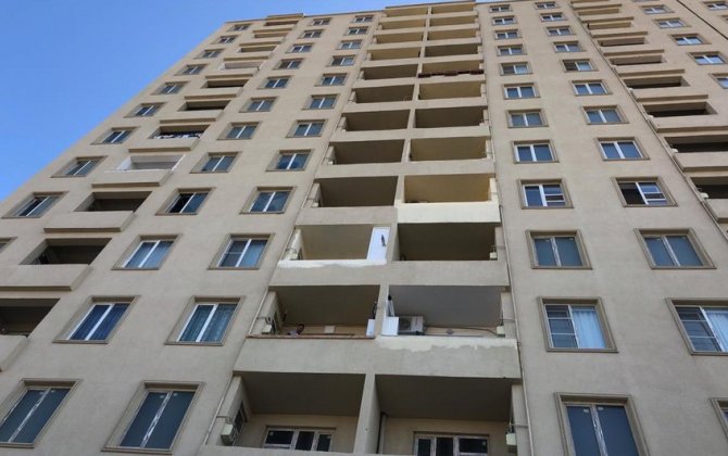 Xırdalanda fəhlə binadan yıxılaraq ölüb