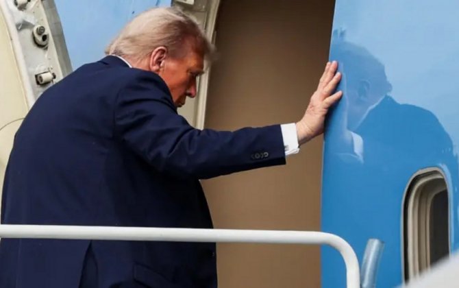 Президент США Дональд Трамп возвращается в Вашингтон после встречи с президентом РФ