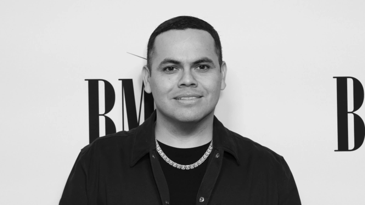 Məşhur müğənni GÜLLƏLƏNDİ