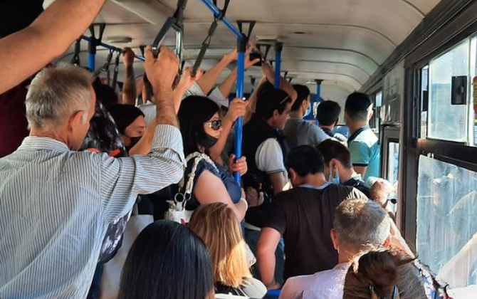 Bakıda avtobusda əlbəyaxa dava - VİDEO