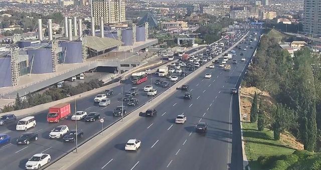 Paytaxtın bu yollarında sıxlıq var - SİYAHI