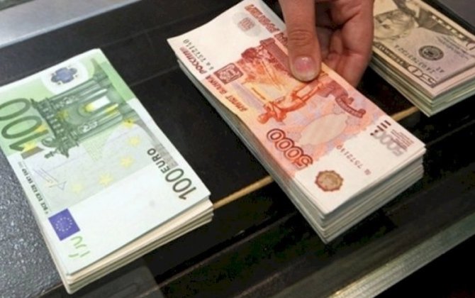 Valyuta dəyişdirmək istəyənlərin NƏZƏRİNƏ