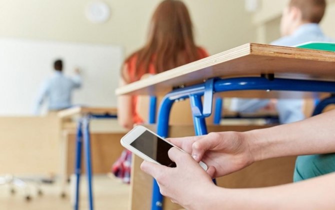 Şagirddən telefonu alıb, planşet vermək təklifi