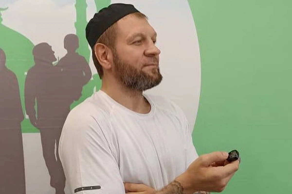 Александр Емельяненко заявил, что не принимал ислам