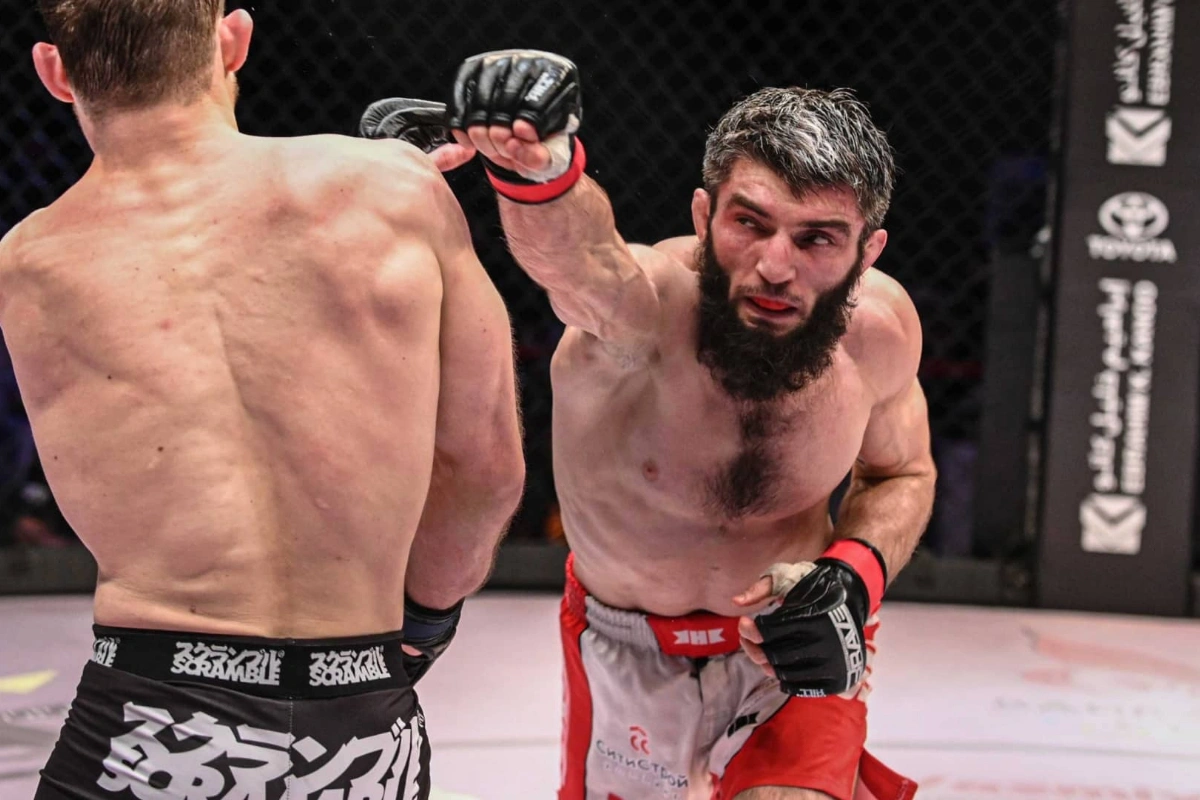 Dağıstanlı dünya çempionu niqablı həyat yoldaşına görə küçədə silaha ət atıb