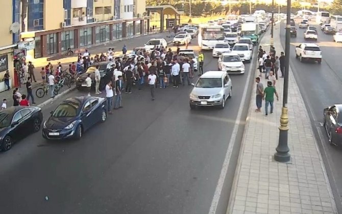 Bakıda avtomobil piyadanı vurdu, yolda sıxlıq yarandı
