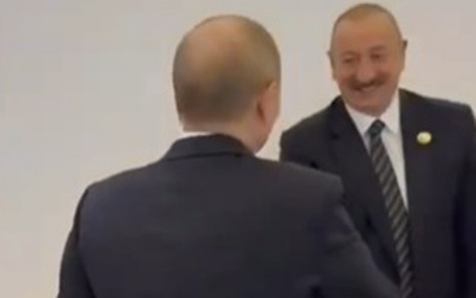 Алиев и Путин обменялись рукопожатием