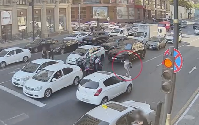 Bakıda yolu qaçaraq keçən piyadanı maşın vurdu - VİDEO
