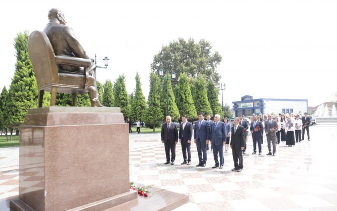 Ağalar Vəliyev yüksək balla ali məktəblərə qəbul olan tələbələri mükafatlandırıb - FOTO