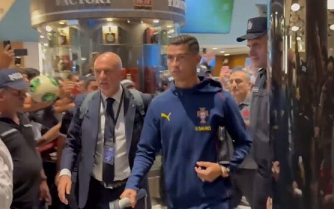 Ronaldo İrəvana gəldi...- Yeniyetmə qız polis səddini aşaraq onun qaldığı otelə girdi və...+VİDEO