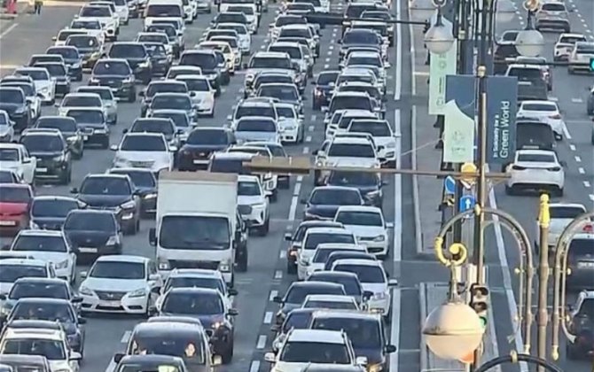 На ряде улиц и проспектов Баку затруднено движение транспорта