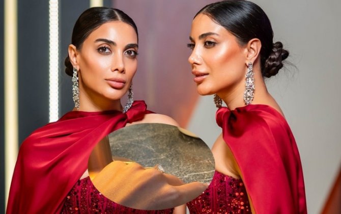 Barmağındakı evlilik üzüyü diqqət çəkdi - FOTO