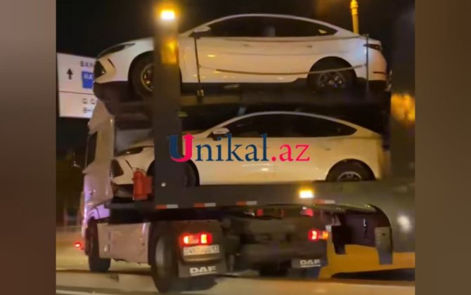 Bakıya gətirilən yeni avtomobilləri daşıyan maşın qəza törətdi - VİDEO