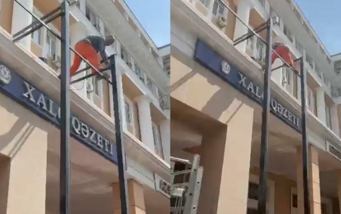 Bakıdakı memarlıq abidəsinin fasadına vurulan konstruksiyalar sökülür - VİDEO