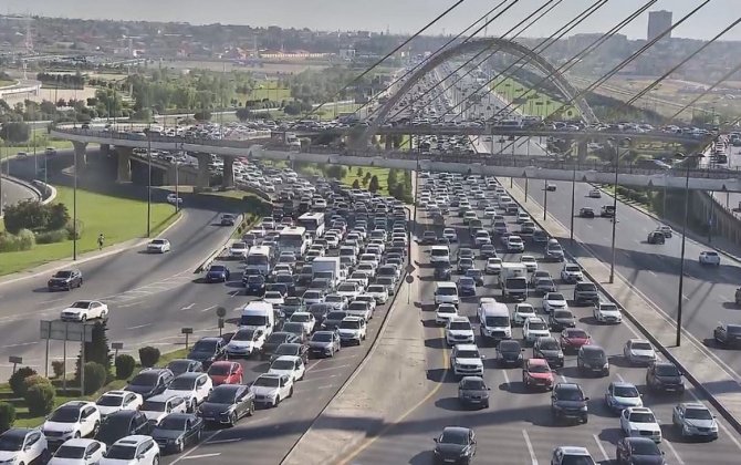 На ряде улиц и проспектов Баку затруднено движение транспорта