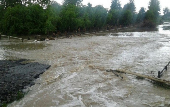 Talaçaydan sel keçir, leysan xarakterli yağış yağır - FAKTİKİ HAVA