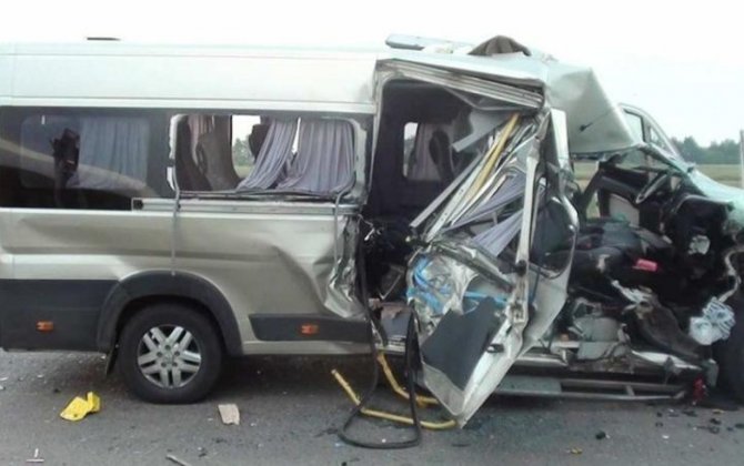Bakıda mikroavtobus qəzaya düşdü - Xəsarət alanlar var