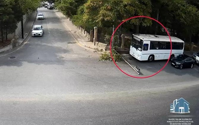Bakıda sürücü diqqətsizliyi işıqforun yararsız vəziyyətə düşməsinə səbəb olub