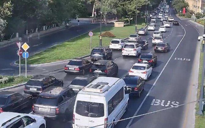В Баку по ряду направлений наблюдаются пробки